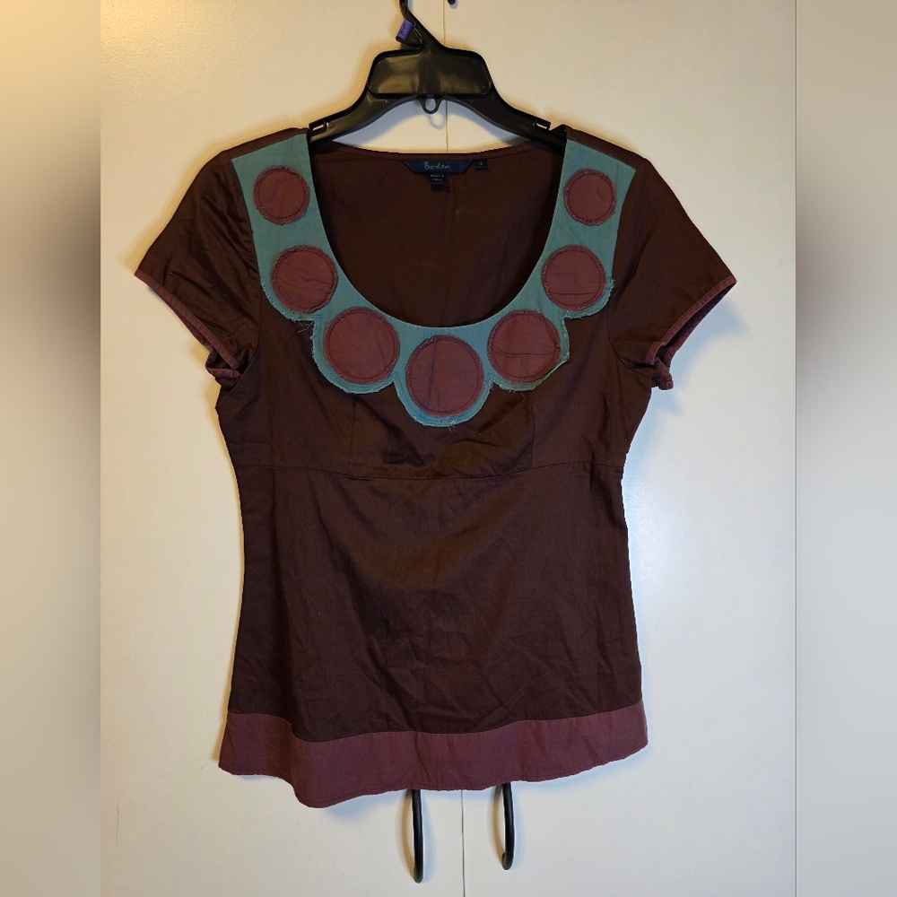 Brown Short-Sleeve Scoop Neck Top with Teal Trim